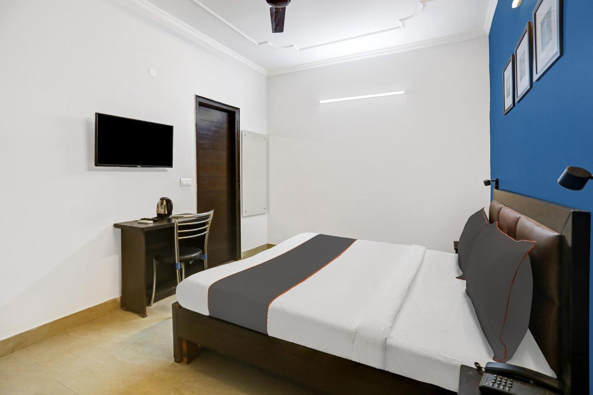 Collection O Agniv Residency Near Saket Metro Hotel New Delhi Buitenkant foto