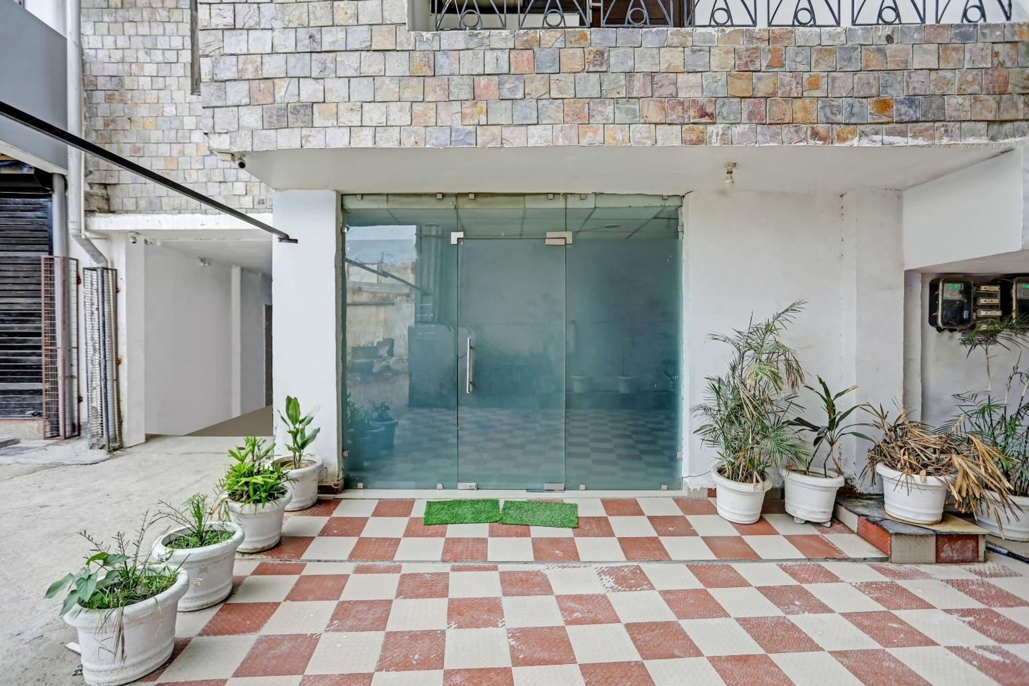 Collection O Agniv Residency Near Saket Metro Hotel New Delhi Buitenkant foto