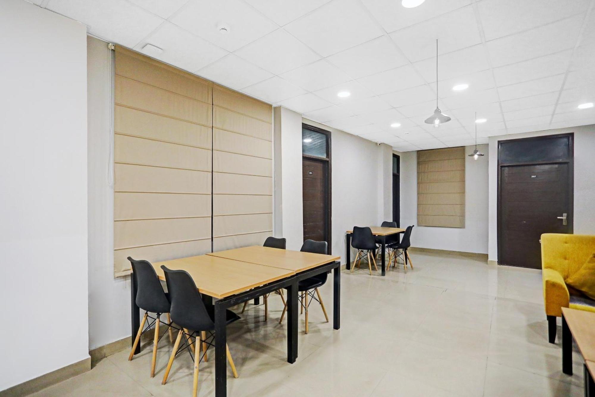 Collection O Agniv Residency Near Saket Metro Hotel New Delhi Buitenkant foto