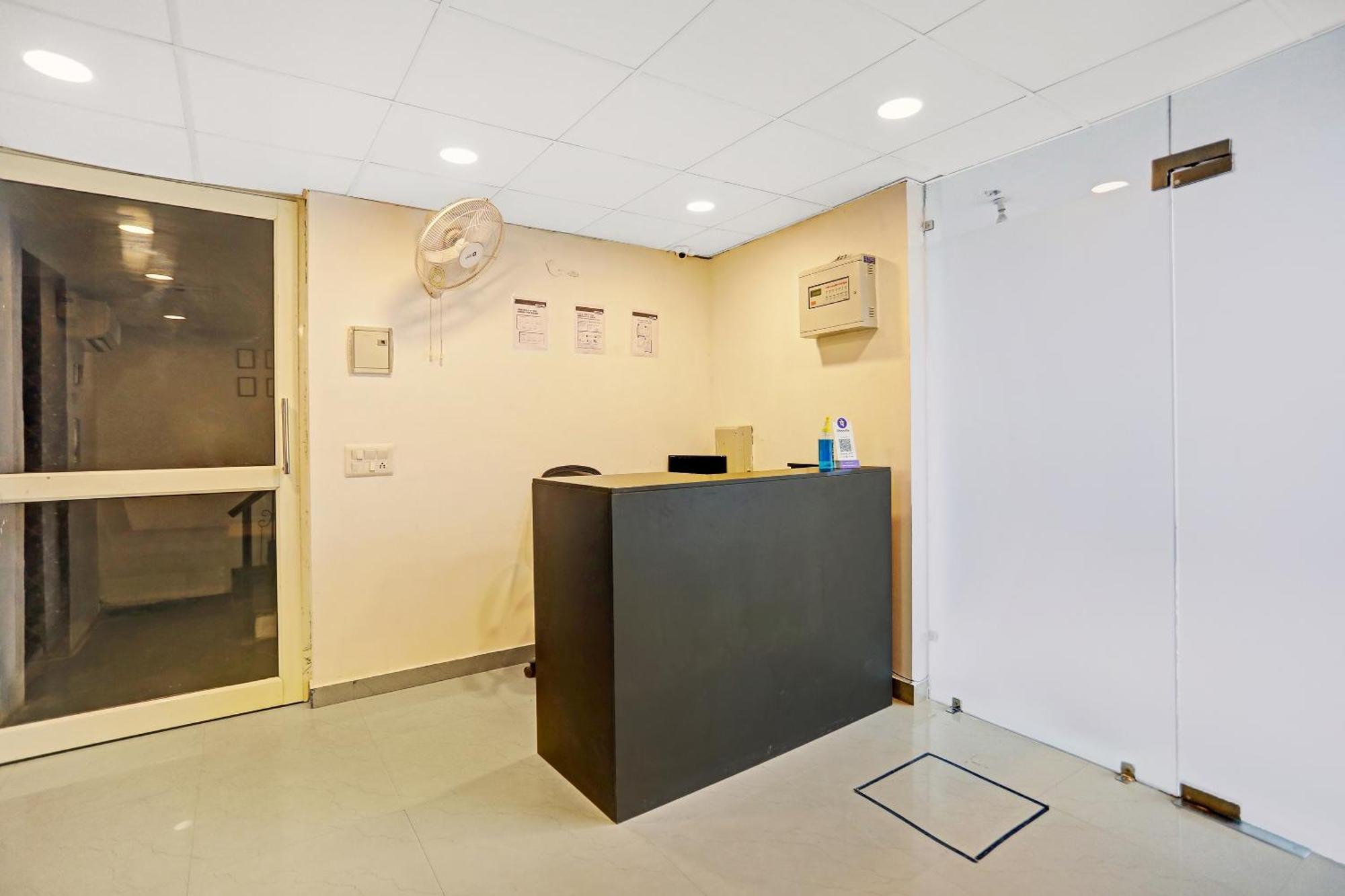 Collection O Agniv Residency Near Saket Metro Hotel New Delhi Buitenkant foto